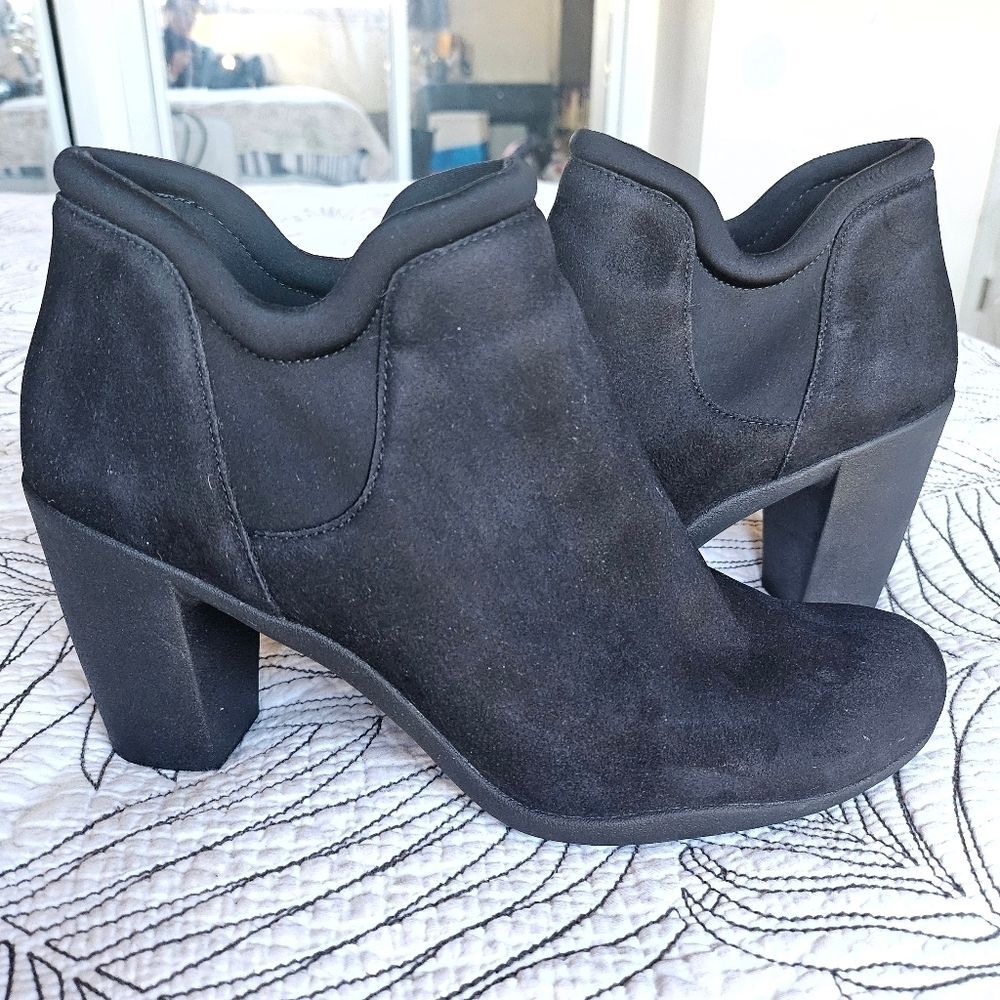 EUC Clarks Artisan Adya Bella Suede Black Slip-on Ankle Bootie Heels Black 10